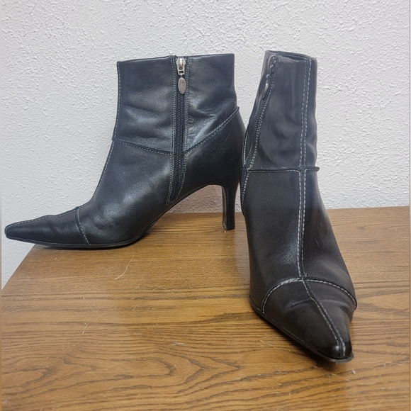 #15 Anne Klein AK Black Pointy-Toe Zip-Up Heeled Ankle Bootie 8.5M - Picture 2 of 14